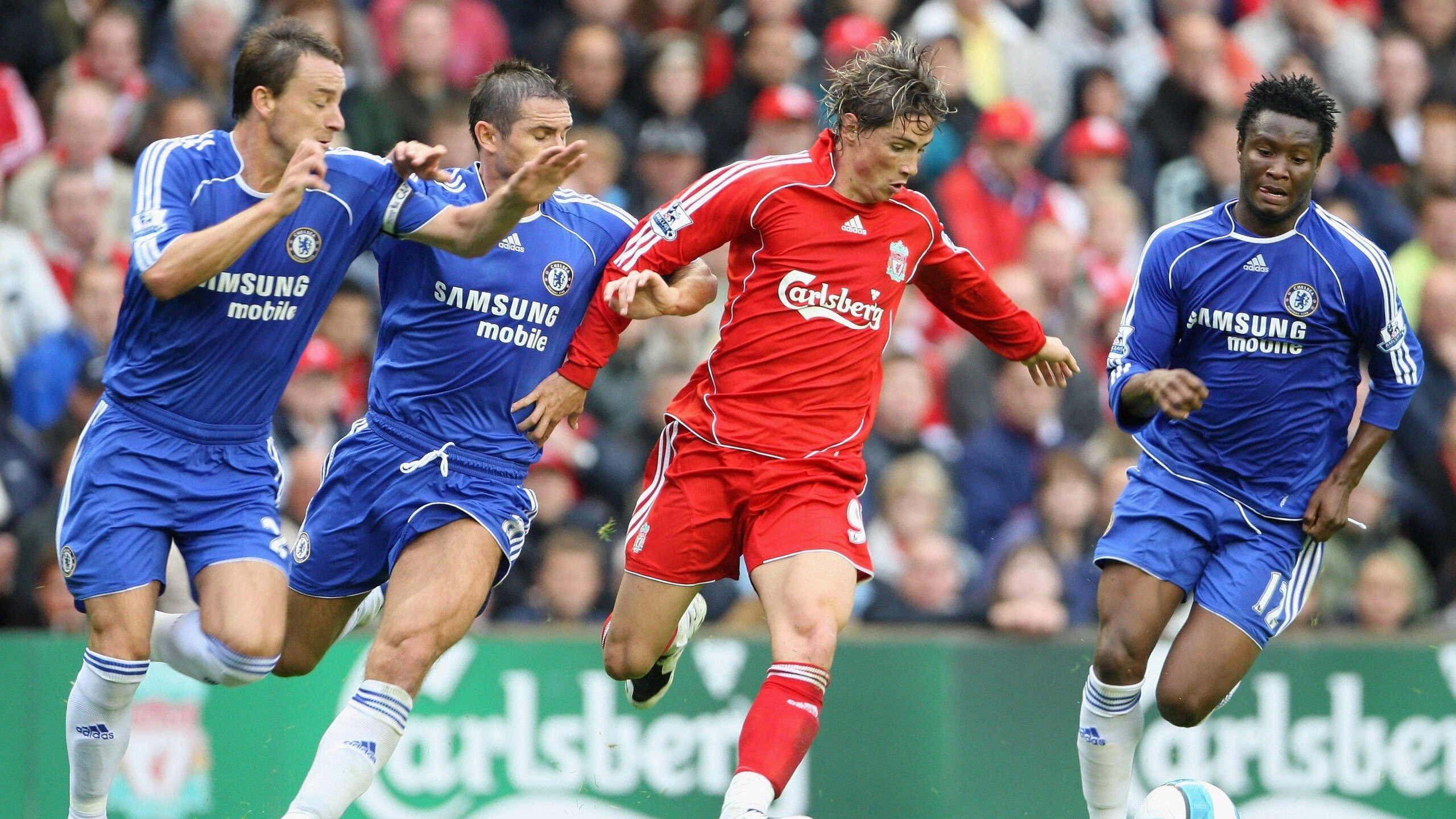 公牛通过侧翼跑动牵制对手防线，公牛侧面